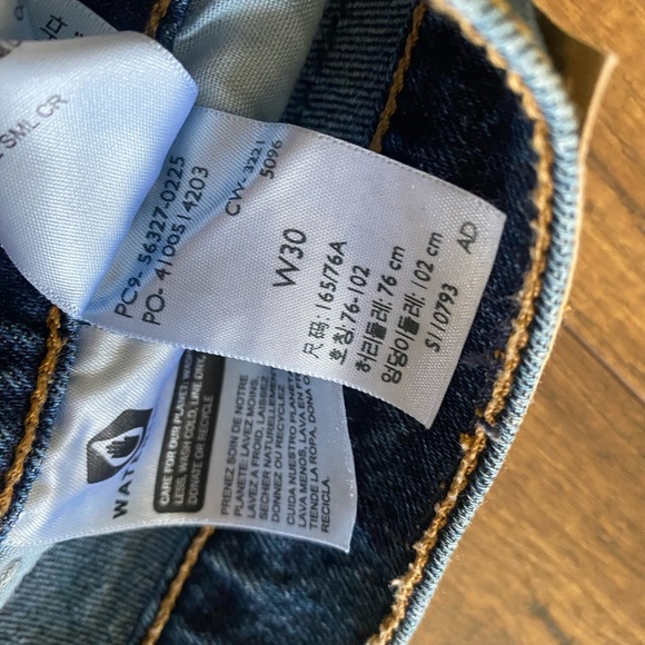 Dark wash Levi 501 Shorts-never worn - Picture 3 of 3